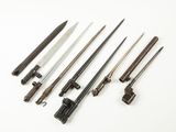 beaucoup de couteaux différents sur la table