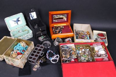 de nombreux types de bijoux différents dans une boîte