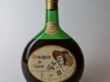 une bouteille d'alcool posée sur une table