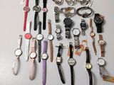 de nombreux modèles de montres exposés sur une table