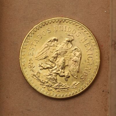 une pièce d'or sur laquelle est représenté un aigle
