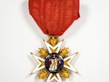 un ruban rouge surmonté d'une étoile dorée