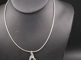 Collier plaqué argent avec un pendentif en forme de larme sur un mannequin