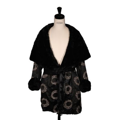 black and white coat on mannequin mannequin mannequin mannequin mannequin mannequin mannequin mannequin mannequin