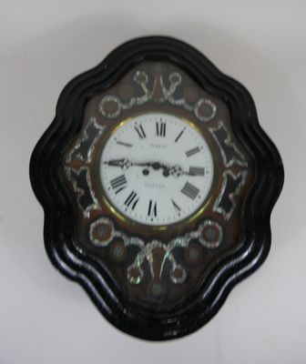 une horloge à chiffres romains accrochée au mur