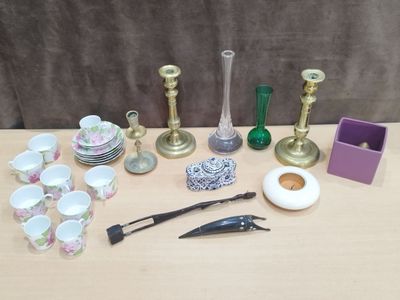 un grand nombre d'objets posés sur une table