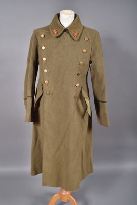 une photo d'un manteau militaire sur un mannequin