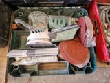 une boîte à outils remplie d'outils et d'autres objets