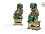 une paire de statuettes « foo foo foo » vertes et dorées sur fond blanc