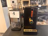 une machine à café et un mixeur posés sur un plan de travail