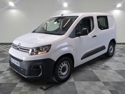 la camionnette blanche est garée sur un sol carrelé en damier