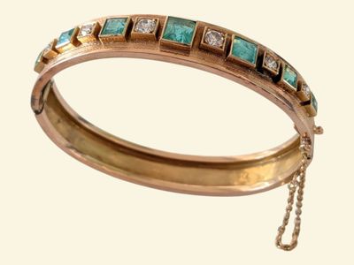 bracelet composé de pierres turquoise et blanches montées sur une chaîne, sur fond blanc