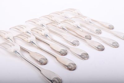 six cuillères et une fourchette posées sur un plateau blanc