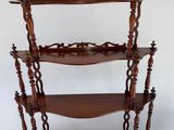 une étagère en bois surmontée de trois tablettes