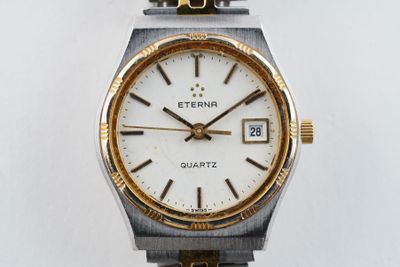 une image d'un gros plan d'une montre-bracelet sur une surface blanche