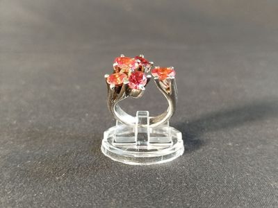 une bague posée sur un socle transparent