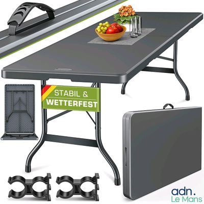 La table est dressée avec une planche à découper, un couteau et d'autres ustensiles
