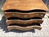 une commode en bois à trois tiroirs