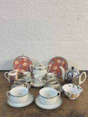 une photo représentant un ensemble de tasses et de soucoupes à thé et à café posées sur une table