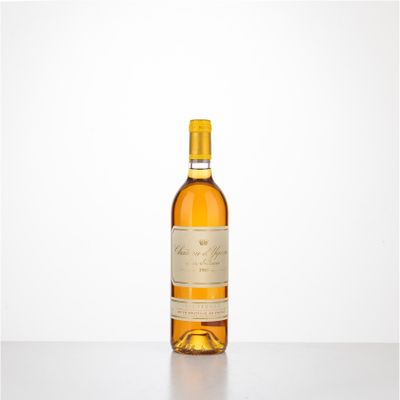 une bouteille de vin blanc posée sur une table