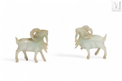 paire de figurines de moutons sculptées sur fond blanc, avec un fond blanc