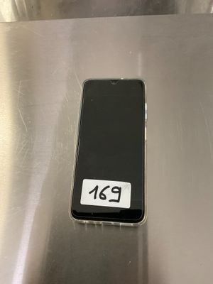 un téléphone portable noir posé sur une table en métal