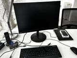 une photo d'un bureau d'ordinateur avec un clavier, une souris et un écran