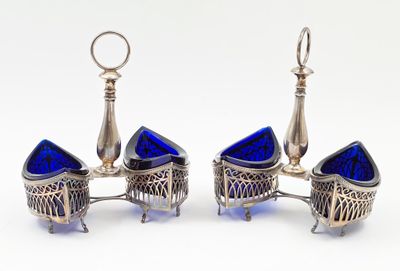 paire de bougeoirs en verre argenté et bleu, sur socle