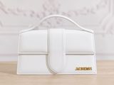 un sac à main blanc posé sur une table