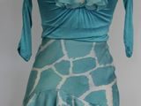 robe à imprimé girafe bleu et blanc sur un mannequin