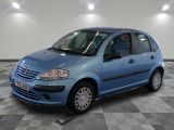 la photo d'une petite voiture bleue garée dans un garage