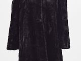 un manteau de fourrure noir sur un mannequin, un mannequin, un mannequin, un mannequin, un mannequin, un mannequin, un mannequin, un mannequin, un manne