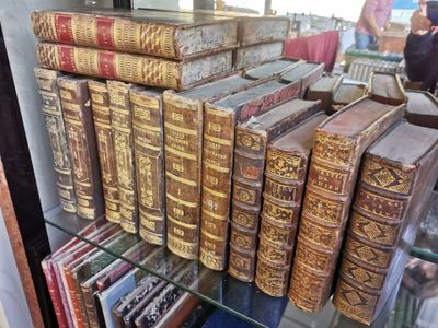 de nombreux livres anciens exposés dans une vitrine