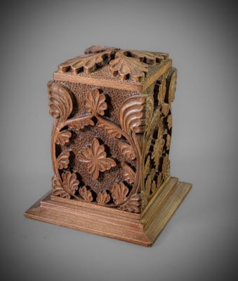 une vieille boîte en bois ornée de sculptures sur fond gris