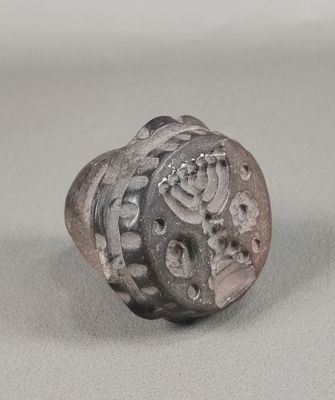 une image d'un gros plan d'un objet métallique sur une table