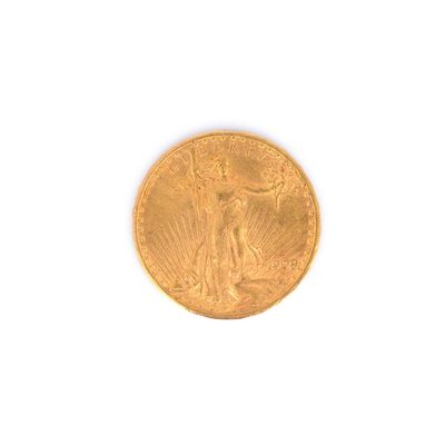 gros plan d'une pièce d'or sur une surface blanche