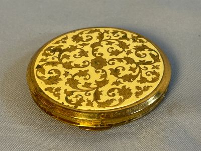 une image représentant une assiette en or ornée d'un motif floral