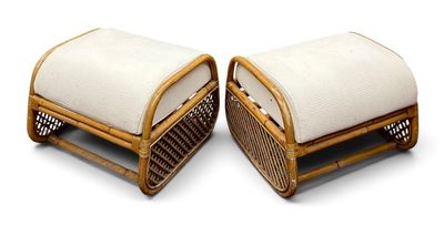 paire de repose-pieds vintage en rotin avec des coussins blancs