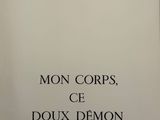 un gros plan sur un livre à la couverture en noir et blanc