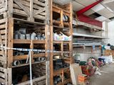 une grande pièce avec de nombreuses palettes par terre