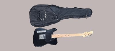 une guitare électrique noire et un étui noir sur fond gris