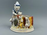 une figurine représentant un ours et deux ours assis sur un tabouret