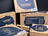 plusieurs boîtes de chocolats posées les unes à côté des autres sur une table
