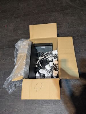 une boîte en carton contenant un ensemble d'appareils électroniques