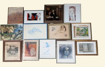 beaucoup de photos encadrées sur le mur de cette pièce