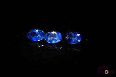 trois saphirs bleus sur fond noir