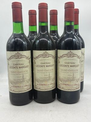 cinq bouteilles de vin de Bordeaux du Château Latour alignées sur une table