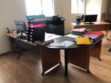 un bureau recouvert de nombreux papiers, dans une pièce