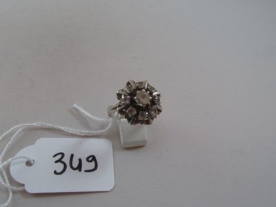 une bague en argent ornée d'une fleur et à laquelle est attachée une étiquette de prix