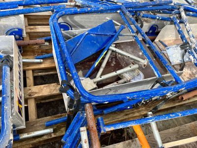 une pile de chaises bleues posées sur une palette en bois